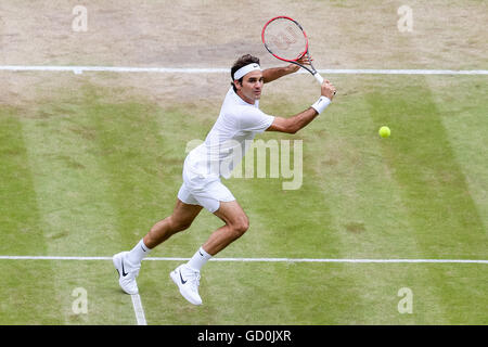 Londres, Royaume-Uni. 8 juillet, 2016. Roger Federer (SUI) Tennis : Roger Federer de la Suisse pendant la masculin demi-finale des championnats de tennis de Wimbledon contre Milos Raonic du Canada à l'All England Lawn Tennis et croquet Club à Londres, Angleterre . © AFLO/Alamy Live News Banque D'Images