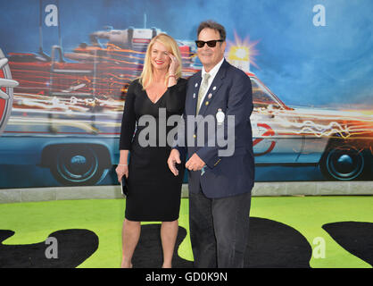 Los Angeles, Californie, USA. Le 9 juillet 2016. Dan Aykroyd Acteur & épouse Donna Dixon au Los Angeles premiere de "Ghostbusters" au théâtre chinois de Grauman, Hollywood. Crédit : Sarah Stewart/Alamy Live News Banque D'Images