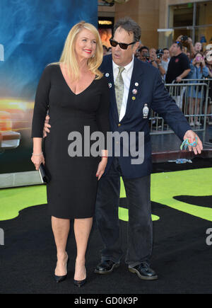 Los Angeles, Californie, USA. Le 9 juillet 2016. Dan Aykroyd Acteur & épouse Donna Dixon au Los Angeles premiere de "Ghostbusters" au théâtre chinois de Grauman, Hollywood. Crédit : Sarah Stewart/Alamy Live News Banque D'Images