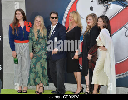 Los Angeles, Californie, USA. Le 9 juillet 2016. Dan Aykroyd Acteur & épouse Donna Dixon & family au Los Angeles premiere de "Ghostbusters" au théâtre chinois de Grauman, Hollywood. Crédit : Sarah Stewart/Alamy Live News Banque D'Images
