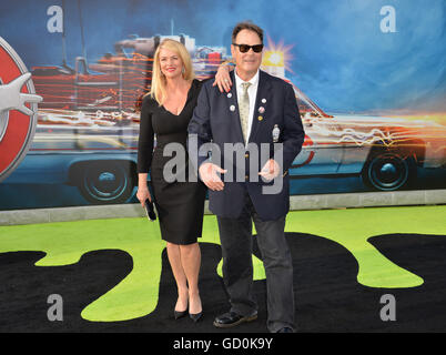 Los Angeles, Californie, USA. Le 9 juillet 2016. Dan Aykroyd Acteur & épouse Donna Dixon au Los Angeles premiere de "Ghostbusters" au théâtre chinois de Grauman, Hollywood. Crédit : Sarah Stewart/Alamy Live News Banque D'Images