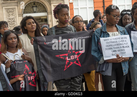 Londres, Royaume-Uni. 9 juillet 2016. Les organisateurs à Brixton noir local appelé une manifestation et une marche à la mémoire d'Alton Sterling et Philando Castille et de montrer notre solidarité avec ceux qui sont assassinés par la brutalité de la police, tant aux Etats-Unis qu'ici au Royaume-Uni. Les gens Tenir Londres révolutionnaires noir (LBR) bannières. Peter Marshall/Alamy Live News Banque D'Images