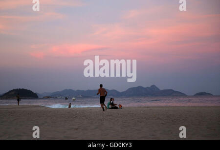 (160710) -- RIO DE JANEIRO, juillet, 10, 2016 (Xinhua) -- Photo prise le 8 juillet 2016 montre un homme qui court avec un football à la plage de Copacabana, à Rio de Janeiro, Brésil. Les Jeux Olympiques de Rio 2016 se tiendra du 5 au 21 août. (Xinhua/Li Ming) Banque D'Images