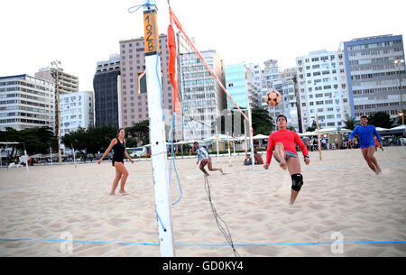 (160710) -- RIO DE JANEIRO, juillet, 10, 2016 (Xinhua) -- Photo prise le 8 juillet 2016 montre que les personnes jouant 'foot-volley' à la plage de Copacabana, à Rio de Janeiro, Brésil. Les Jeux Olympiques de Rio 2016 se tiendra du 5 au 21 août. (Xinhua/Li Ming) Banque D'Images