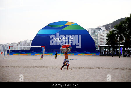 (160710) -- RIO DE JANEIRO, juillet, 10, 2016 (Xinhua) -- Photo prise le 8 juillet 2016 montre un homme realiser chaises de plage en passant le megastore à la plage de Copacabana, à Rio de Janeiro, Brésil. Les Jeux Olympiques de Rio 2016 se tiendra du 5 au 21 août. (Xinhua/Li Ming) Banque D'Images