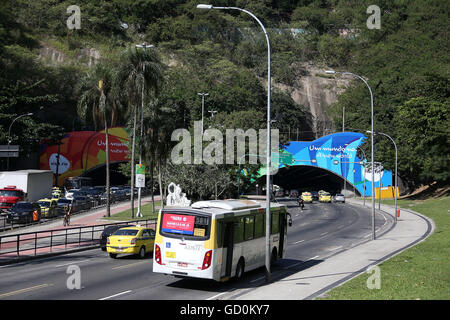 (160710) -- RIO DE JANEIRO, juillet, 10, 2016 (Xinhua) -- Photo prise le 8 juillet 2016 montre le tunel 'Novo' (le nouveau tunnel), reliant Botafogo à Copacabana, décoré avec des jeux de Rio 2016 slogan à Rio de Janeiro, au Brésil. Les Jeux Olympiques de Rio 2016 se tiendra du 5 au 21 août. (Xinhua/Li Ming) Banque D'Images