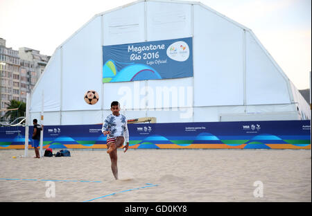 (160710) -- RIO DE JANEIRO, juillet, 10, 2016 (Xinhua) -- Photo prise le 8 juillet 2016 montre un homme jouant "volley" près de la "egastore' (magasin officiel) à la plage de Copacabana, à Rio de Janeiro, Brésil. Les Jeux Olympiques de Rio 2016 se tiendra du 5 au 21 août. (Xinhua/Li Ming) Banque D'Images