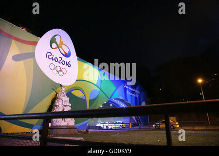 (160710) -- RIO DE JANEIRO, juillet, 10, 2016 (Xinhua) -- Photo prise le 8 juillet 2016 montre le tunel 'Novo' (le nouveau tunnel), reliant Botafogo à Copacabana, Rio 2016 décoré de l'emblème des Jeux et un slogan à Rio de Janeiro, Brésil. Les Jeux Olympiques de Rio 2016 se tiendra du 5 au 21 août. (Xinhua/Li Ming) Banque D'Images