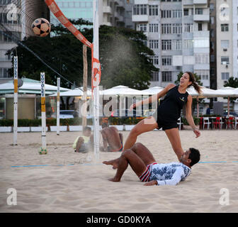 (160710) -- RIO DE JANEIRO, juillet, 10, 2016 (Xinhua) -- Photo prise le 8 juillet 2016 montre que les personnes jouant 'foot-volley' à la plage de Copacabana, à Rio de Janeiro, Brésil. Les Jeux Olympiques de Rio 2016 se tiendra du 5 au 21 août. (Xinhua/Li Ming) Banque D'Images