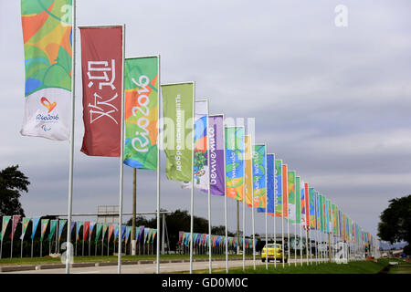 (160710) -- RIO DE JANEIRO, juillet, 10, 2016 (Xinhua) -- Photo prise le 7 juillet 2016 montre les Drapeaux imprimés en différentes langues de 'Bienvenue' sur le chemin de l'aéroport international Tom Jobim de Rio de Janeiro, Brésil. Les Jeux Olympiques de Rio 2016 se tiendra du 5 au 21 août. (Xinhua/Li Ming) Banque D'Images