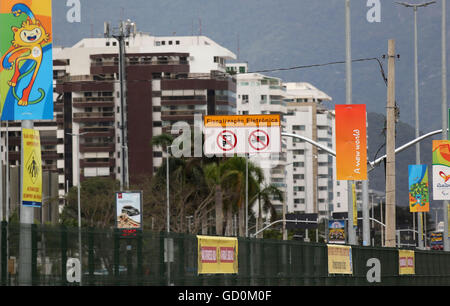 (160710) -- RIO DE JANEIRO, juillet, 10, 2016 (Xinhua) -- Photo prise le 7 juillet 2016 montre la vue sur la rue à l'extérieur du parc olympique de Barra à Rio de Janeiro, Brésil. Les Jeux Olympiques de Rio 2016 se tiendra du 5 au 21 août. (Xinhua/Li Ming) Banque D'Images