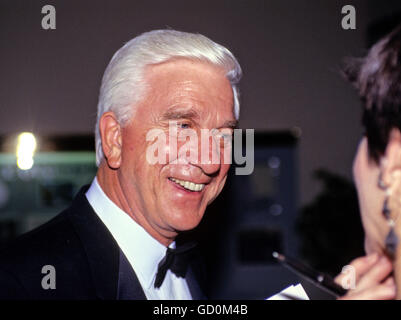 Acteur Leslie Nielson est interviewé par un journaliste comme il arrive pour le dîner d'État offert par le président des États-Unis George H. W. Bush et la première Dame Barbara Bush Hommage à Václav Havel Président de Tchécoslovaquie à la Maison Blanche à Washington, DC Le 22 octobre 1991. Credit : Ron Sachs/CNP Banque D'Images