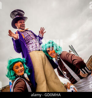 Pontefract, UK. 10 juillet, 2016. Des milliers de personnes ont visité le centre de la ville pour célébrer la culture et le patrimoine de la ville de marché, et le branchement à la réglisse, en particulier Pontefract cakes. Les artistes de rue et un hôte étals de marché offert à thème réglisse la nourriture. . Bailey-Cooper Photo Photography/Alamy Live News Banque D'Images