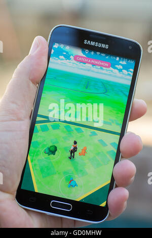 Roseville, CA - 10 juillet : Un utilisateur Android, un Pokemon jeux free-to-play jeu mobile réalité augmentée développée par Niantic pour iOS et Android. Banque D'Images