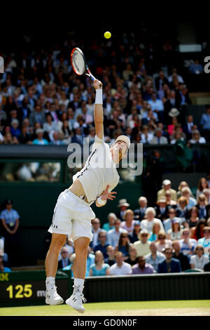 (160710) -- Londres, 10 juillet 2016 (Xinhua) -- Andy Murray de Grande-bretagne sert pendant la finale du tournoi contre Milos Raonic du Canada aux championnats 2016 de Wimbledon à Londres, Grande-Bretagne, le 10 juillet 2016. (Xinhua/Ye Pingfan)(WLL) Banque D'Images