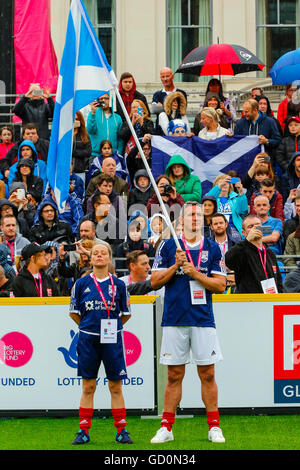 Glasgow, Royaume-Uni. 10 juillet, 2016. Dans heavy rain, 64 équipes de 52 pays, ont pris part à la cérémonie d'ouverture et la première journée des matches de cette Coupe du Monde de Football des sans-abri, a accueilli cette année à Glasgow, Écosse, Royaume-Uni. Le tournoi a été officiellement ouvert par Mel Young, co-fondateur et président de la Coupe du Monde des sans-abri et l'événement a attiré des milliers de spectateurs à regarder les matches de football de prendre partie sur les trois emplacements spécialement construit à George Square, dans le centre-ville. Credit : Findlay/Alamy Live News Banque D'Images