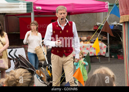 Londres, Royaume-Uni. 10 juillet, 2016. Pupperteer Styles Robert parlant à l'auditoire. Credit : claire doherty/Alamy Live News Banque D'Images