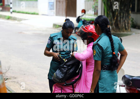 Dhaka, Bangladesh. 10 juillet, 2016. Responsables de la sécurité (police) vérifier une femme femmes scooter rider dans le voisinage de la boulangerie artisanale Holey, site d'une attaque des terroristes, à Dhaka, Bangladesh, le 10 juillet 2016. Un des terroristes attaquent à un restaurant populaire à Dhaka laisse 20 otages morts et plusieurs blessés sur la fin de 01 juillet. Le Bangladesh a divulgué l'identité des 22 personnes mortes dont neuf étaient l'italien, 7 Japonais, un Indien et cinq dont un Bangladais US- né. Banque D'Images