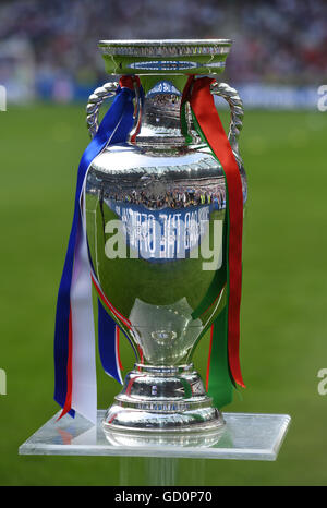 Saint-Denis, France. 10 juillet, 2016. Le trophée de l'UEFA EURO 2016, la coupe Henri Delaunay, est photographié avant l'UEFA EURO 2016 football match de finale entre le Portugal et la France au Stade de France, Saint-Denis, France, 10 juillet 2016. Dpa : Crédit photo alliance/Alamy Live News Banque D'Images