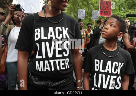 London UK. 10 juillet, 2016. Un jeune garçon regarde sa mère à côté de l'ambassade américaine en plus d'un millier de personnes se sont rassemblées pour exiger la justice. pour le meurtre de deux hommes noirs par la police US. Credit : Thabo Jaiyesimi/Alamy Live News Banque D'Images