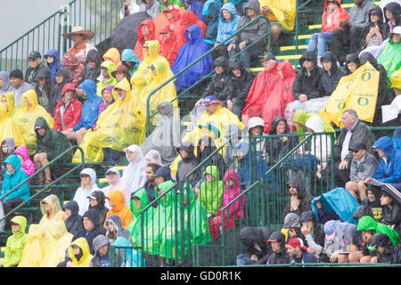 Eugene, États-Unis. 8 juillet, 2016. Forte pluie avec la foule en essayant de rester au sec à l'USATF 2016 Essais olympiques à l'historique Hayward Field de Eugene, Oregon, USA. Credit : Joshua Rainey/Alamy Live News. Banque D'Images