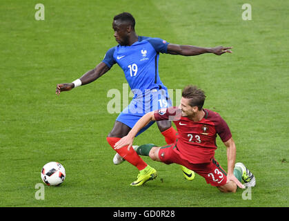 Saint-Denis, France. 10 juillet, 2016. Bacary Sagna (l) de la France et Adrien SILVA du Portugal se disputent le ballon pendant l'UEFA EURO 2016 football match de finale entre le Portugal et la France au Stade de France, Saint-Denis, France, 10 juillet 2016. Dpa : Crédit photo alliance/Alamy Live News Banque D'Images