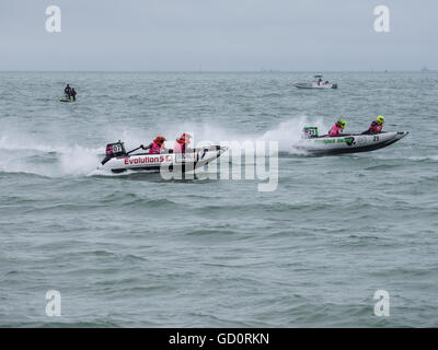 Portsmouth, Hampshire, Royaume-Uni. 10 juillet 2016. Deux catamarans gonflables rigides pour la position de course lors de la ronde 8 de la course en série Cosmocats Southsea. Crédit : Simon Evans/Alamy Live News Banque D'Images