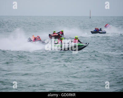 Portsmouth, Hampshire, Royaume-Uni. 10 juillet 2016. Course de catamarans gonflables rigides pour la position dans le Solent, lors de la ronde 8 de la course en série Cosmocats Southsea. Crédit : Simon Evans/Alamy Live News Banque D'Images