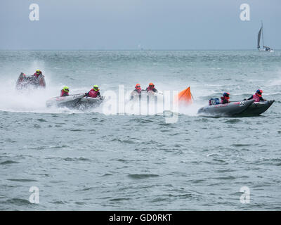 Portsmouth, Hampshire, Royaume-Uni. 10 juillet 2016. Course de catamarans gonflables rigides pour la position dans le Solent, lors de la ronde 8 de la course en série Cosmocats Southsea. Crédit : Simon Evans/Alamy Live News Banque D'Images