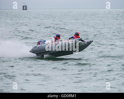 Portsmouth, Hampshire, Royaume-Uni. 10 juillet 2016. Un catamaran gonflable rigide courses dans le Solent, lors de la ronde 8 de la course en série Cosmocats Southsea. Crédit : Simon Evans/Alamy Live News Banque D'Images