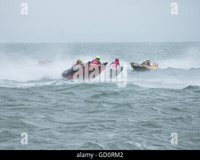 Portsmouth, Hampshire, Royaume-Uni. 10 juillet 2016. Course catamarans gonflables rigides dans le Solent, lors de la ronde 8 de la course en série Cosmocats Southsea. Crédit : Simon Evans/Alamy Live News Banque D'Images