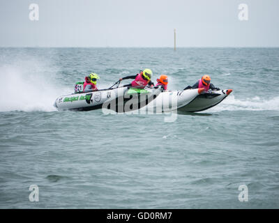 Portsmouth, Hampshire, Royaume-Uni. 10 juillet 2016. Deux catamarans gonflables rigides pour la position de course, lors de la ronde 8 de la course en série Cosmocats Southsea. Crédit : Simon Evans/Alamy Live News Banque D'Images