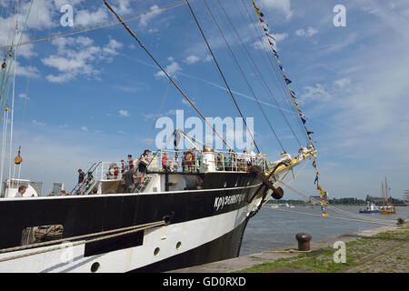 Anvers, Belgique. 10 juillet, 2016. Les touristes visitent navire russe Kruzenshtern sur jour de Tall Ships Races le 10 juillet 2016 à Anvers, Belgique © Skyfish/Alamy Live News Crédit : Skyfish/Alamy Live News Banque D'Images