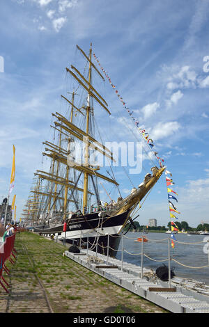 Anvers, Belgique. 10 juillet, 2016. Les touristes visiter Fédération barque Kruzenshtern sur jour de Tall Ships Races le 10 juillet 2016 à Anvers, Belgique © Skyfish/Alamy Live News Crédit : Skyfish/Alamy Live News Banque D'Images