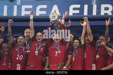 Paris, France. 10 juillet, 2016. Le Portugais Cristiano Ronaldo (C) célèbre avec le trophée lors de la cérémonie après avoir remporté l'Euro 2016 football match final contre la France à Paris, France, le 10 juillet 2016. Le Portugal a gagné 1-0. Credit : Guo Yong/Xinhua/Alamy Live News Banque D'Images