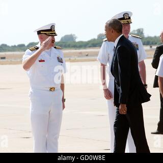 Rota, Espagne. 10 juillet, 2016. Président américain Barack Obama est accueilli par le capitaine Michael MacNicholl, le commandant comme il arrive pour une visite à la base navale de Rota, 10 juillet 2016 à Rota, en Espagne. Credit : Planetpix/Alamy Live News Banque D'Images