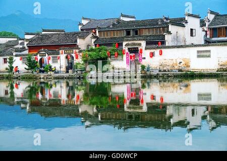 Yixian, Yixian, CHN. 16 Juin, 2016. Yixian, Chine - 16 juin 2016 : (usage éditorial uniquement. Chine OUT) Hongcun est un village dans le comté de Yi dans la région de Huizhou historiques de la province de l'Anhui, Chine, près de la pente sud-ouest du Mont Huangshan. Le village est organisé sous la forme d'un boeuf avec la colline voisine (Leigang Hill) interprétée comme la tête, et deux arbres debout sur elle comme les cornes. Quatre ponts sur le ruisseau Jiyin peut être vu comme les jambes tandis que les maisons du village de former le corps. À l'intérieur de l'Â°Â°corps¡Â±, le ruisseau Jiyin représente les intestins et divers lacs tels que Banque D'Images