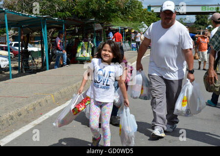 (160711) -- CUCUTA (Colombie), le 11 juillet 2016 (Xinhua) -- Photo fournie par Diario La Opinion montre vénézuéliens transportant des sacs de nourriture et d'autres produits qu'ils ont acheté dans un supermarché dans la région de San Jose de Cucuta, Colombie, le 10 juillet 2016. Le gouvernement vénézuélien a ouvert temporairement sa frontière avec la Colombie à partir de 05:00 heure locale pour 12 heures le dimanche, pour peuple vénézuélien à traverser et boutique dans le pays voisin. (Xinhua/Edinsson Figueroa/Diario La Opinion) Banque D'Images