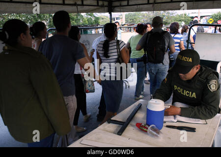 (160711) -- CUCUTA (Colombie), le 11 juillet 2016 (Xinhua) -- Photo fournie par Diario La Opinion montre vénézuéliens qui franchissent la frontière entre le Venezuela et la Colombie pour acheter de la nourriture et autres produits à San Jose de Cucuta, Colombie, le 10 juillet 2016. Le gouvernement vénézuélien a ouvert temporairement sa frontière avec la Colombie à partir de 05:00 heure locale pour 12 heures le dimanche, pour peuple vénézuélien à traverser et boutique dans le pays voisin. (Xinhua/Edinsson Figueroa/Diario La Opinion) Banque D'Images