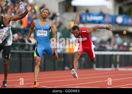 Eugene Oregon, USA. 10 juillet, 2016. RICKY BABINEAUX, droite s'appuie sur la ligne d'arrivée dans le 400 haies aux USA. 10 juillet, 2016. Track & Field Essais olympiques à Hayward Field de Eugene, Oregon, le 10 juillet 2016. Photo de David Blair Crédit : David Blair/ZUMA/Alamy Fil Live News Banque D'Images