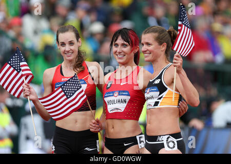 Eugene Oregon, USA. 10 juillet, 2016. MOLLY HUDDLE, gauche, SHELBY HOULIHAN, centre, et KIM CONLEY posent pour des photos au USA. 10 juillet, 2016. Track & Field Essais olympiques à Hayward Field de Eugene, Oregon, le 10 juillet 2016. Photo de David Blair Crédit : David Blair/ZUMA/Alamy Fil Live News Banque D'Images