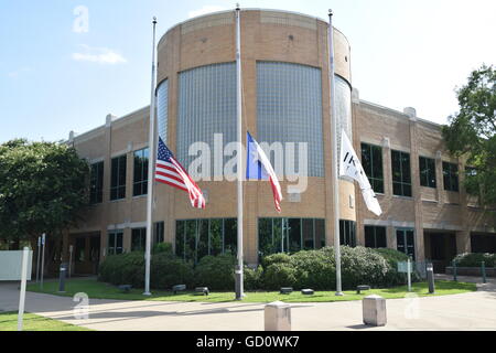 Les services de police locaux, comme celui de Irving, montrer leur soutien aux 5 policiers tués par des drapeaux à mi-mât et des rubans. Credit : Hum Images/Alamy Live News Banque D'Images