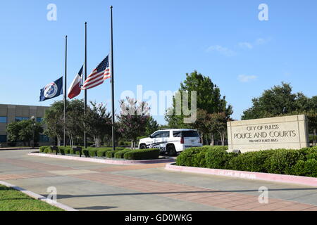 Les services de police locaux, comme celui prévu à Euless, montrer leur soutien aux agents de police tués avec les drapeaux à mi-mât et des rubans. Credit : Hum Images/Alamy Live News Banque D'Images