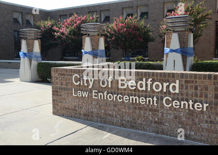 Les services de police locaux, dans la région de Dallas, comme celui de Bedford, de montrer leur soutien à tué des agents de police avec les drapeaux à mi-mât et des rubans. Credit : Hum Images/Alamy Live News Banque D'Images