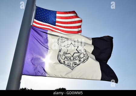 Les services de police locaux, comme celui de Bedford, de montrer leur soutien à la tué des agents de police avec les drapeaux à mi-mât et des rubans. Credit : Hum Images/Alamy Live News Banque D'Images