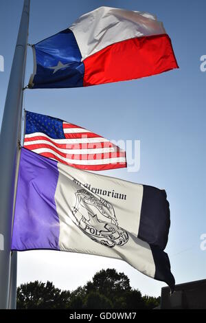 Les services de police locaux, comme celui de Bedford, de montrer leur soutien à la tué des agents de police avec les drapeaux à mi-mât et des rubans. Credit : Hum Images/Alamy Live News Banque D'Images