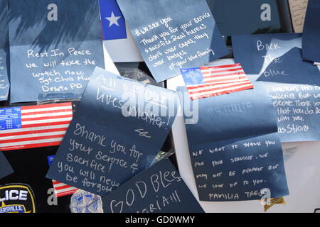 Dallas, Texas, USA. 10 juillet, 2016. Les résidents de la région de Dallas se ruaient vers le siège de la police de Dallas, dimanche, pour lui offrir ses condoléances pour les cinq agents de police décédés, chacun fait à sa manière. Credit : Hum Images/Alamy Live News Banque D'Images