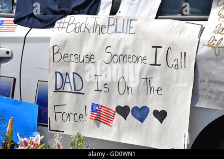 Dallas, Texas, USA. 10 juillet, 2016. Les résidents de la région de Dallas se ruaient vers le siège de la police de Dallas, dimanche, pour lui offrir ses condoléances pour les cinq agents de police décédés, chacun fait à sa manière. Credit : Hum Images/Alamy Live News Banque D'Images