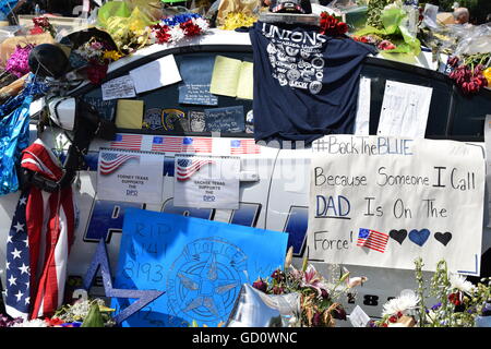 Dallas, Texas, USA. 10 juillet, 2016. Les résidents de la région de Dallas se ruaient vers le siège de la police de Dallas, dimanche, pour lui offrir ses condoléances pour les cinq agents de police décédés, chacun fait à sa manière. Credit : Hum Images/Alamy Live News Banque D'Images