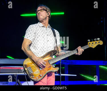 Milwaukee, Wisconsin, États-Unis. 09 juillet 2016. Le bassiste SCOTT SHRINER de Weezer effectue live au Festival Park pendant Henry Maier Summerfest à Milwaukee, Wisconsin © Daniel DeSlover/ZUMA/Alamy Fil Live News Banque D'Images